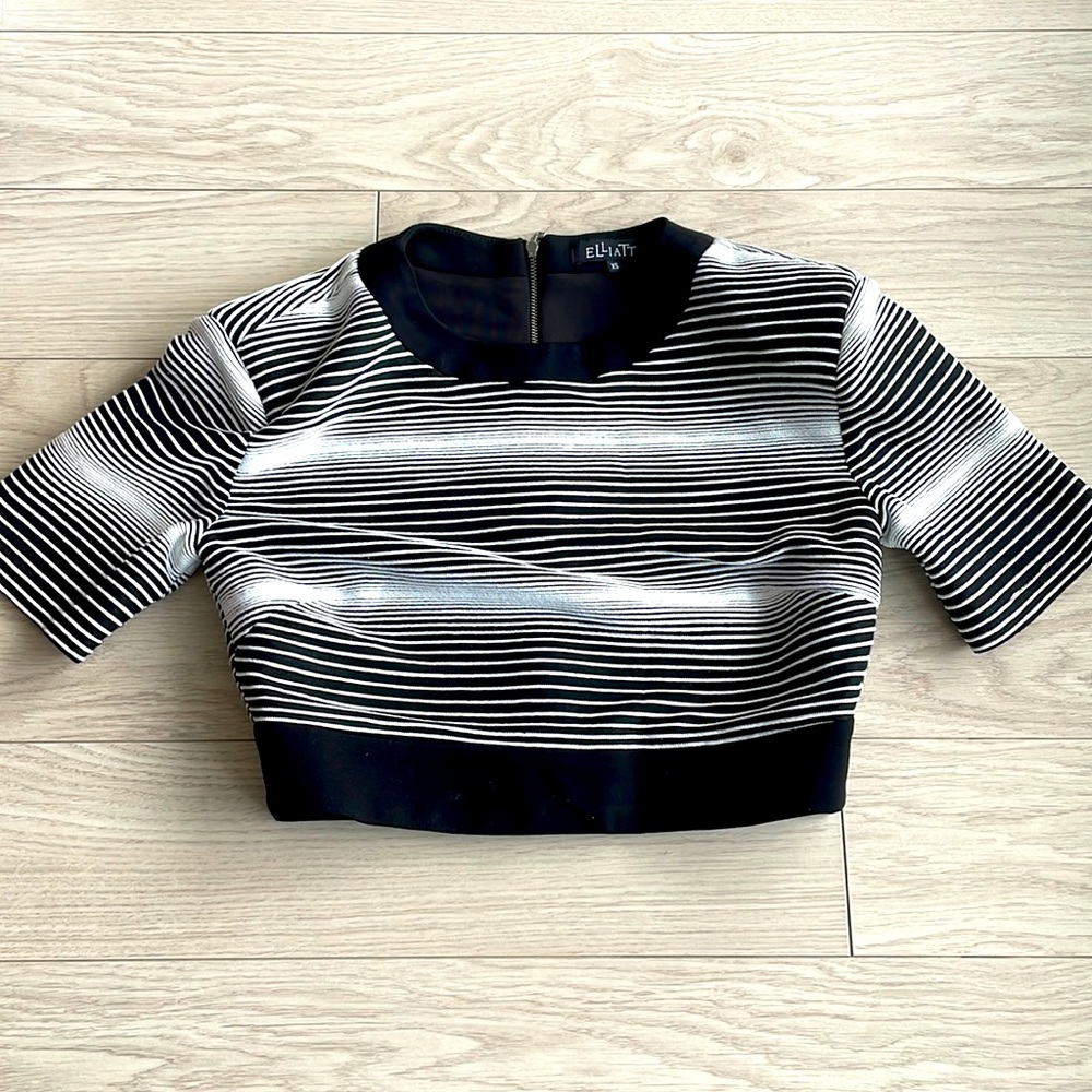 Gorgeous structured crop top with shoulder pads